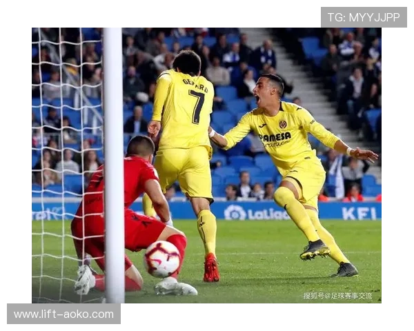 腹肌线条与足球技艺并肩并行 足球明星如何锻造完美身形与竞技水平