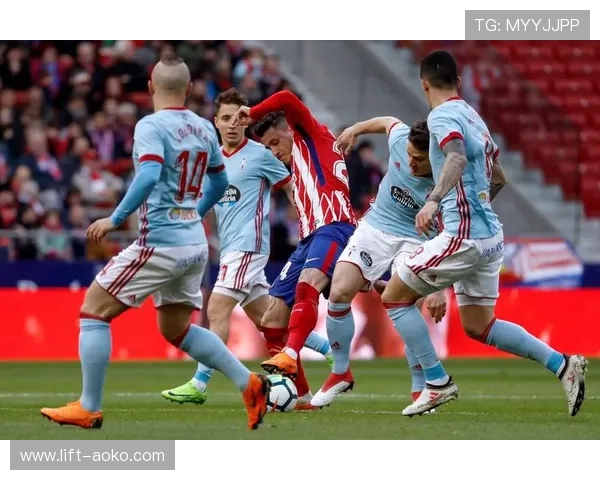 足球明星与球迷合照高清修图版展示球场激情瞬间带来全新视觉体验