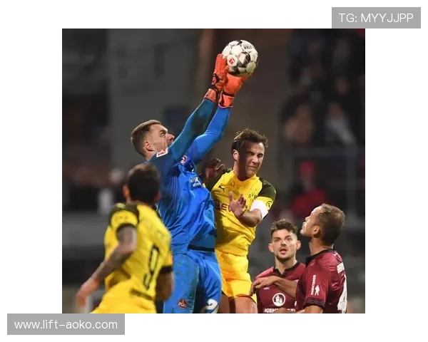 足球球星独特绑带设计解析 展现个性与比赛中的心理博弈 足球球星独特绑带设计解析 展现个性与比赛中的心理博弈